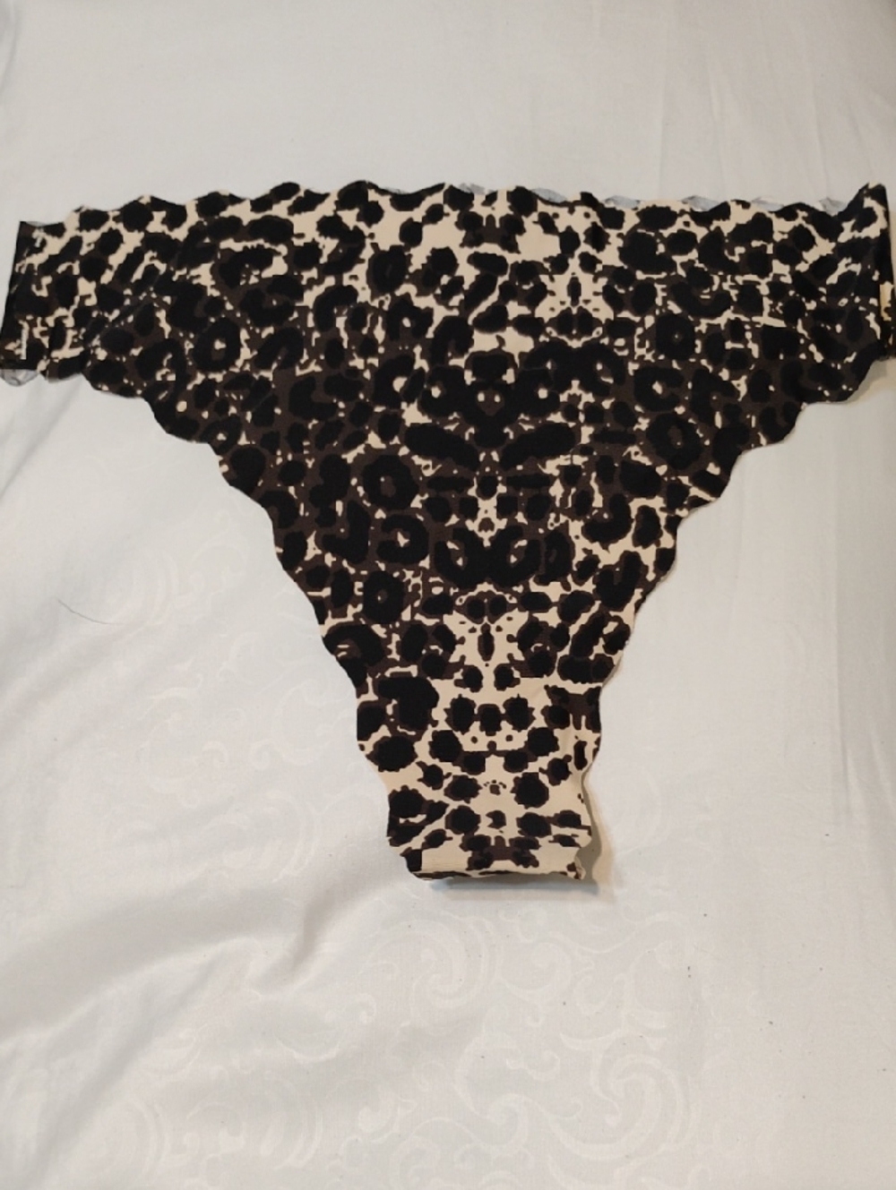 Seamless Leopard Print Thong - Black & Cream